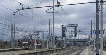 Caos a Ventimiglia, fulmine manda in tilt la sala comando della stazione: stop ai treni