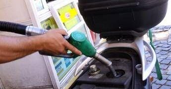 Carburante annacquato, irregolare un distributore su cinque. Pd: “Governo intervenga”. Lega: “Bene controlli Gdf”