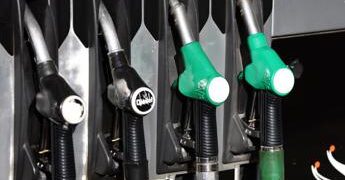Carburanti, domani Cdm per proroga misure. Fonti di Palazzo Chigi: “Al lavoro per tutela fasce di reddito più deboli”