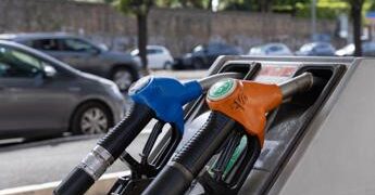 Carburanti, governo proroga sconto sulle accise fino al 5 settembre. Tensioni Fi-Lega su extraprofitti