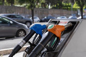 Carburanti, governo proroga sconto sulle accise fino al 5 settembre. Tensioni Fi-Lega su extraprofitti