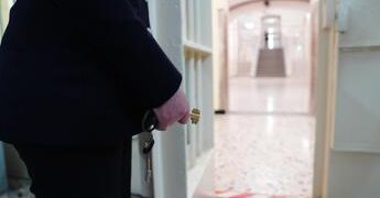 Carceri, rapporto Antigone: “Condizioni al limite della sopravvivenza tra caldo estremo e sovraffollamento record”