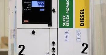 Caro carburanti, Ferragosto salato per chi si sposta in auto: pieno di gasolio costa oltre 22 euro in più rispetto all’anno scorso﻿