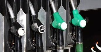 Caro carburanti, non si ferma la corsa dei prezzi: la benzina ‘sfonda’ 2 euro sulla rete stradale