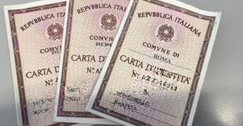 Carta d’identità cartacea, da oggi stop per l’espatrio: cosa cambia e chi deve fare la Cie