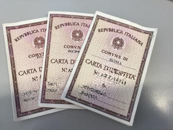 Carta d’identità cartacea, da oggi stop per l’espatrio: cosa cambia e chi deve fare la Cie