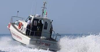 Cattolica, fermato 45enne per tentato omicidio: si era gettato in mare in auto con la moglie