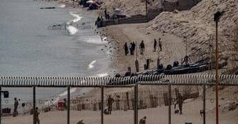 Ceuta, allerta per un nuovo assalto: il Marocco blocca centinaia di migranti