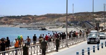 Ceuta, ancora 2500 migranti in città. Marocco: “Avevamo avvertito Spagna”. Madrid: “Falso”