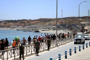 Ceuta, ancora 2500 migranti in città. Marocco: “Avevamo avvertito Spagna”. Madrid: “Falso”