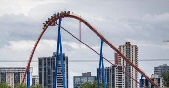 Chiudono le montagne russe del parco Six Flags in California: “Connesse a lesioni cerebrali, coma e decessi”