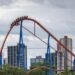Chiudono le montagne russe del parco Six Flags in California: “Connesse a lesioni cerebrali, coma e decessi”