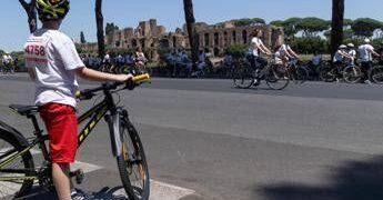 Codice della strada, da patente a 17 anni a obbligo casco e contrassegno e-bike: le 15 novità allo studio