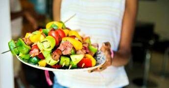 Come dimagrire senza contare le calorie e patire la fame? La lezione delle diete ‘veg’