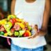 Come dimagrire senza contare le calorie e patire la fame? La lezione delle diete ‘veg’