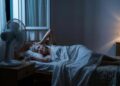 Condizionatore, alcol e sonno, i consigli del neurologo per affrontare le notti tropicali