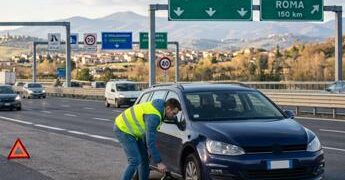 Controesodo, cosa fare se si buca una gomma in autostrada: 5 regole per evitare rischi