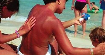 Creme solari fatte in casa, il monito degli esperti: “Pericoloso trend guidato dalle fake news”