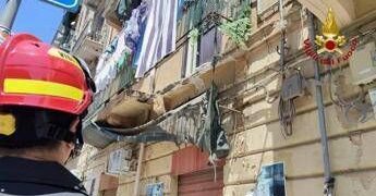 Crolla balcone mentre stende i panni, grave donna di 56 anni a Palermo