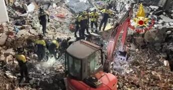 Crollo palazzina a Messina, proseguono ricerche dei tre dispersi. Malore per vigile del fuoco