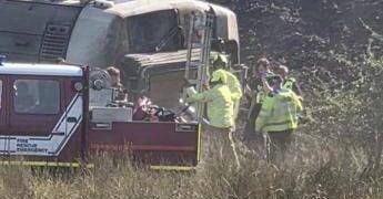 Deraglia treno nell’East Sussex: passeggeri intrappolati, soccorsi al lavoro