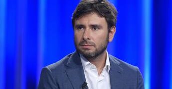 Di Battista ricoverato a Cuba, le reazioni. Da Crosetto a Mannoia: “Forza Ale”