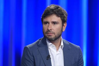 Di Battista ricoverato a Cuba, le reazioni. Da Crosetto a Mannoia: “Forza Ale”