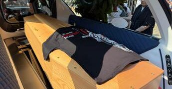 Don Mazzi, folla a Milano per i funerali: “Testimone di speranza, giustizia, accoglienza”