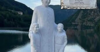 Don Milani, inaugurata la statua con frase anti-comunista: scoppia la polemica