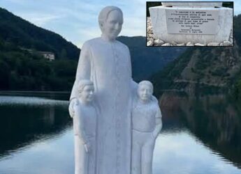 Don Milani, inaugurata la statua con frase anti-comunista: scoppia la polemica
