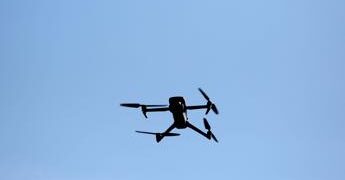 Drone con esplosivo trovato all’aeroporto di Lipsia, era vicino ad aereo ucraino