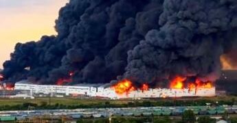 Droni ucraini in Russia, almeno due morti e incendi nei siti industriali: colpiti Wildberries e raffinerie