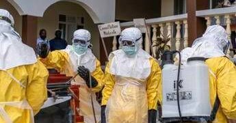 Ebola, il co-scopritore del virus: “Si diffonde a velocità mai vista”