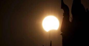 Eclissi, anche gli animali la vedranno: i consigli per non farli agitare