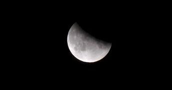 Eclissi di Luna, dalle ipotesi transilvaniche alle micro‑maree: i fake degli effetti sul corpo