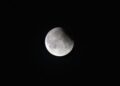 Eclissi lunare del 28 agosto, a che ora e dove vederla in Italia: la mappa e i consigli
