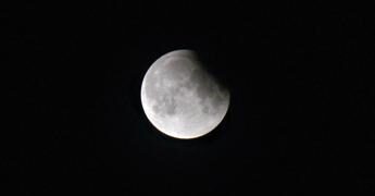 Eclissi lunare del 28 agosto, a che ora e dove vederla in Italia: la mappa e i consigli