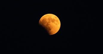 Eclissi lunare del 28 agosto, nessun rischio per gli occhi: ecco quando e dove vederla