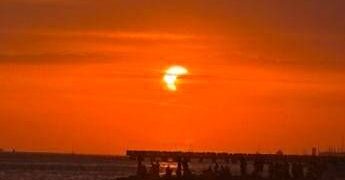 Eclissi parziale di sole, lo spettacolo al tramonto nei cieli d’Italia