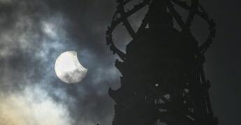 Eclissi solare, attenzione agli occhi: “Per guardarla gli occhiali da sole non bastano”