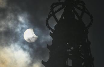 Eclissi solare, attenzione agli occhi: “Per guardarla gli occhiali da sole non bastano”