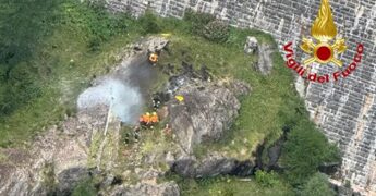 Elicottero precipita e prende fuoco in Piemonte: due morti a Ossola