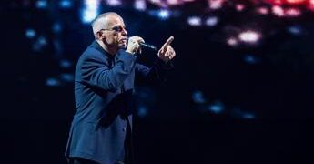 Eros Ramazzotti stop al tour, operato alle corde vocali: “Dovremo aspettare il 2027”