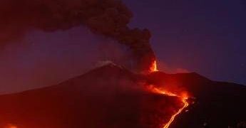 Eruzione Etna, non solo stop ai voli: arriva la stretta per salire sul vulcano