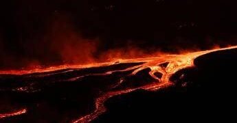 Eruzione Etna, sospesi fino alle 18 i voli all’aeroporto di Catania
