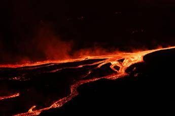 Eruzione Etna, sospesi fino alle 18 i voli all’aeroporto di Catania