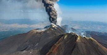 Eruzione Etna, voli in arrivo sospesi fino alle 12 all’aeroporto di Catania