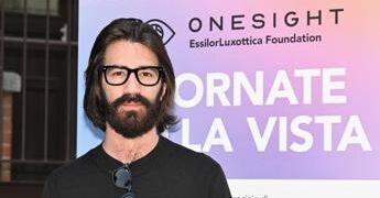 EssilorLuxottica, Leonardo Maria Del Vecchio lascia tutti gli incarichi