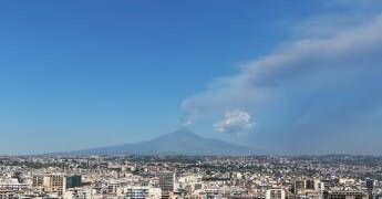 Etna, cenere sull’aeroporto di Catania e nuove limitazioni: 12 arrivi ogni ora fino alle 18