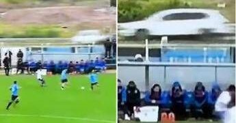 Fallo laterale, palla in autostrada e incidente: lo show del calcio in Uruguay